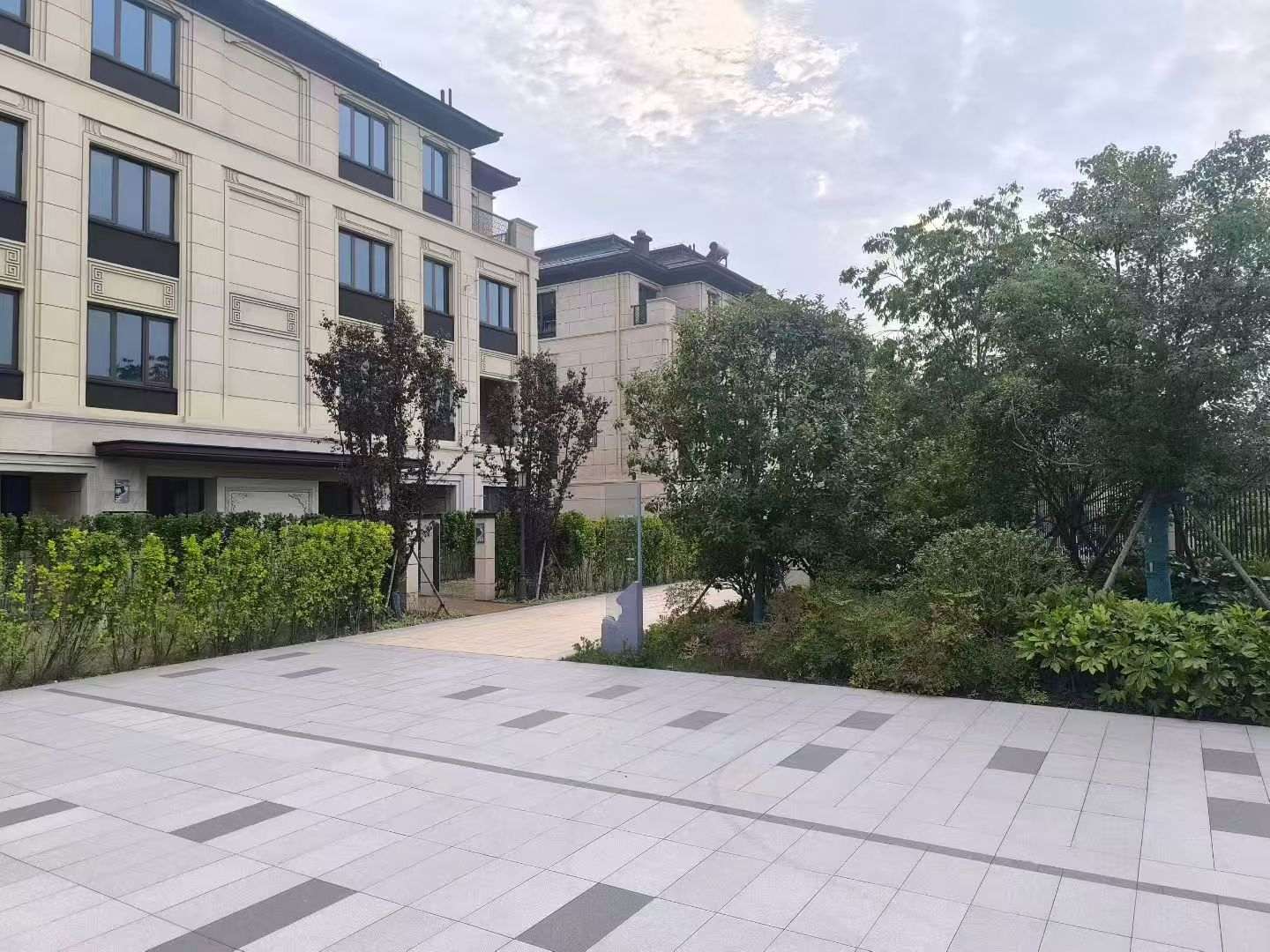 蚌埠 芝麻白与芝麻白搭配铺装，尺寸1200*600