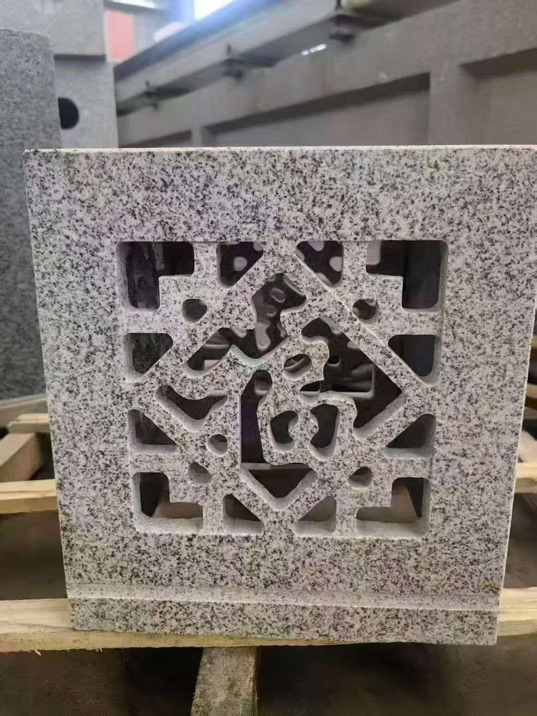 蚌埠 芝麻白花岗岩镂空雕花灯笼